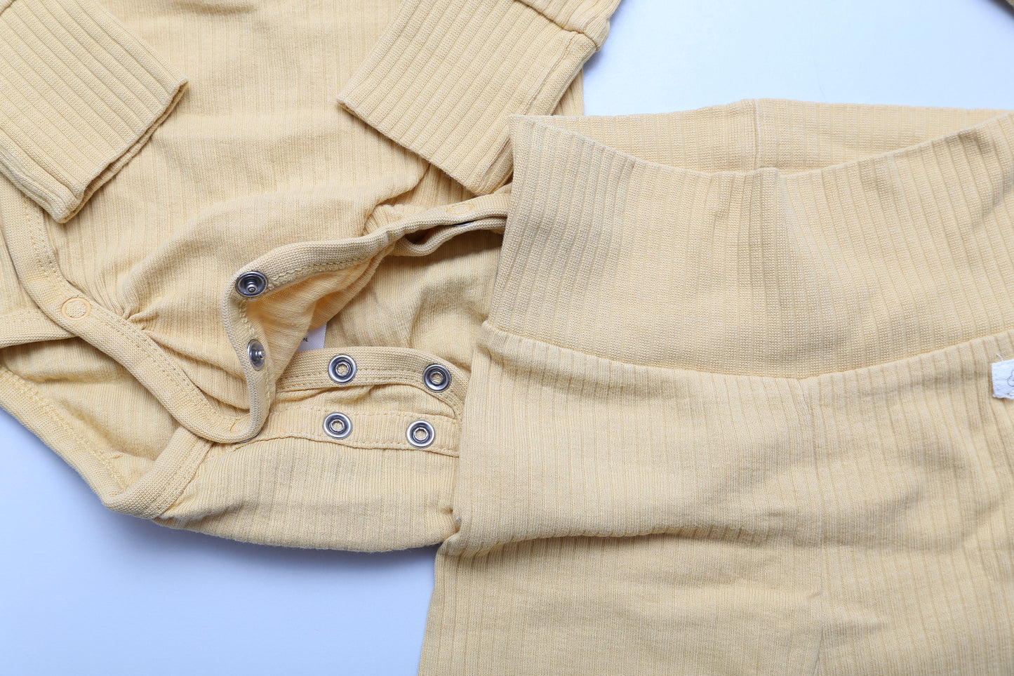Mehrgrößiges Body-Leggings-Set mit Mütze aus Bio-Baumwolle (68-74)