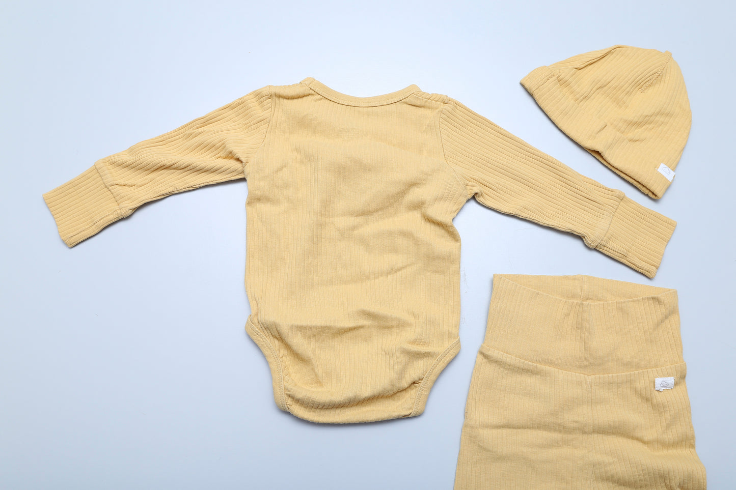Mehrgrößiges Body-Leggings-Set mit Mütze aus Bio-Baumwolle (68-74)
