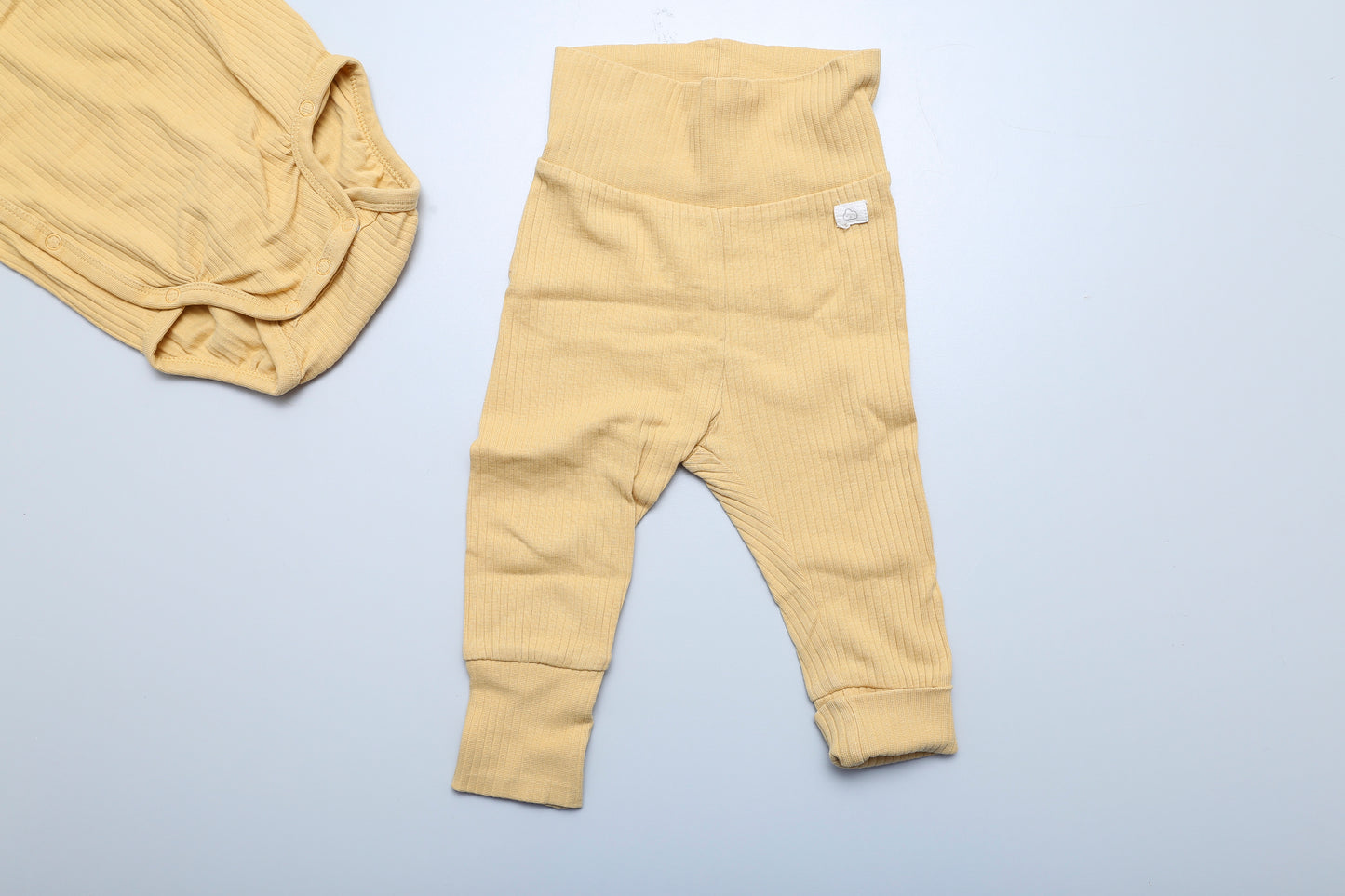 Mehrgrößiges Body-Leggings-Set mit Mütze aus Bio-Baumwolle (68-74)