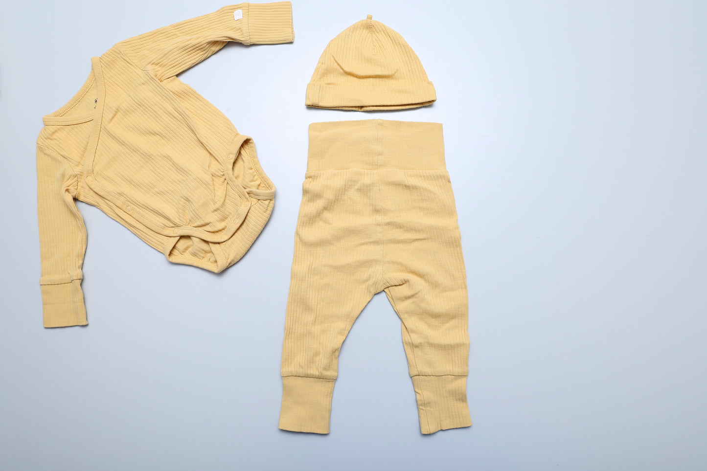 Mehrgrößiges Body-Leggings-Set mit Mütze aus Bio-Baumwolle (68-74)