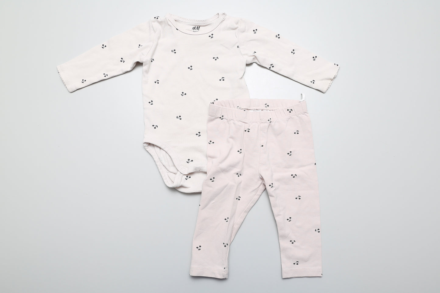 Body-Leggings-Set für Mädchen aus Bio-Baumwolle. Der Body hat eine etwas hellere Farbe.