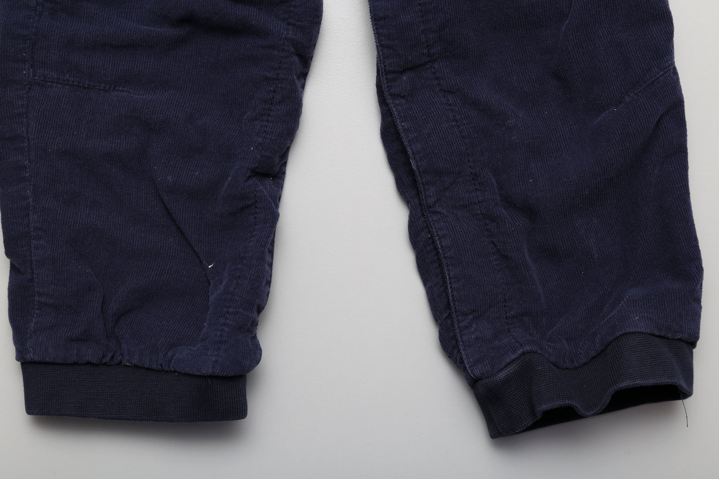 Dunkelblaue Latzhose mit verstellbaren Trägern (86)