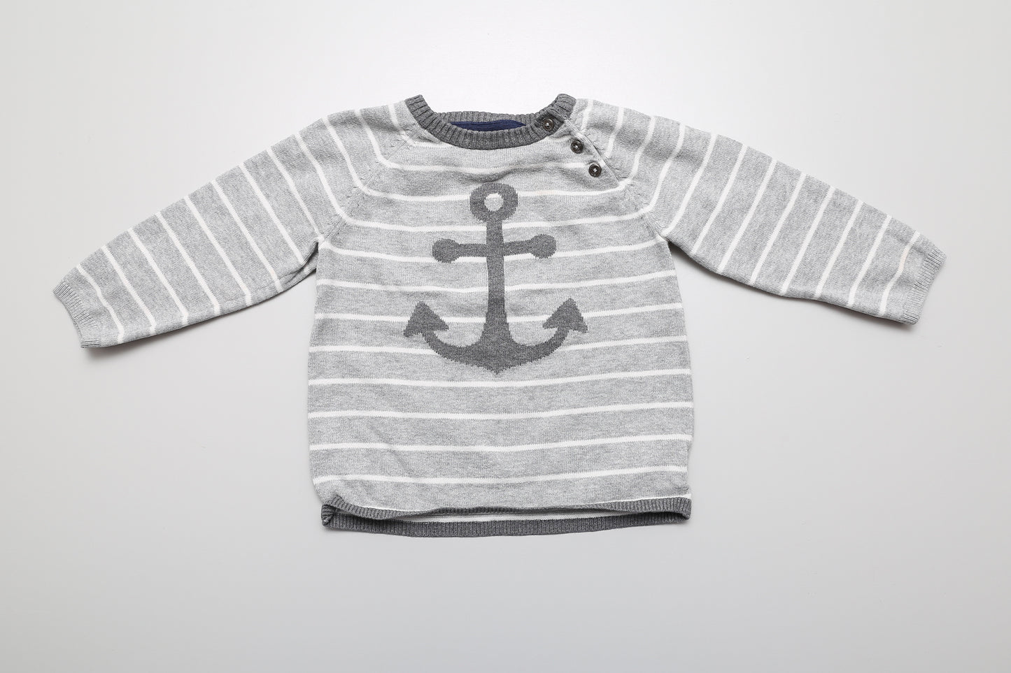 Grauer Strickpullover für Jungen in Größe 86, vorne am Hals mit zwei Knöpfen, aus 100 % Baumwolle.