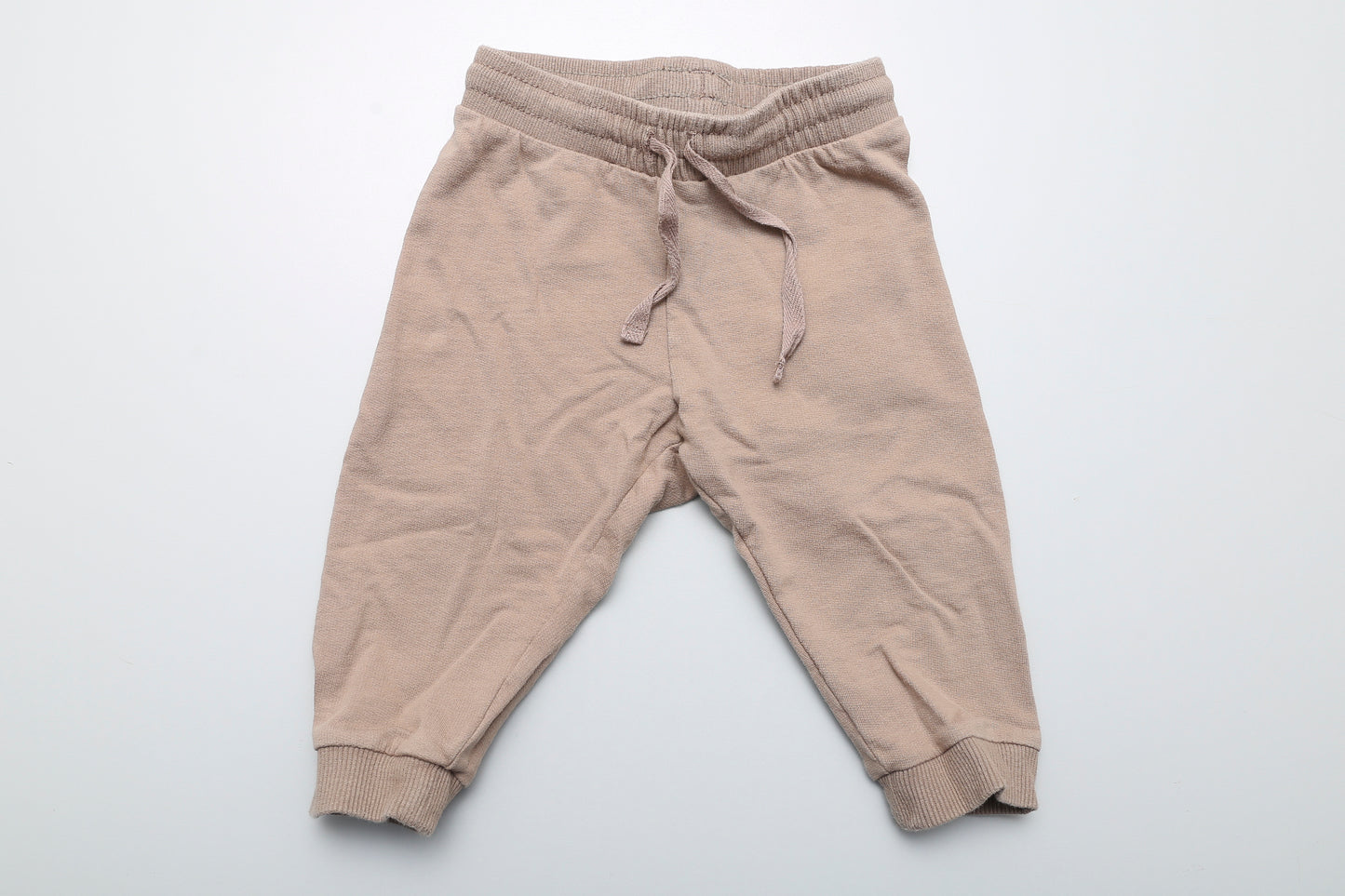 Beige Jogginghose aus Bio-Baumwolle in Größe 74.