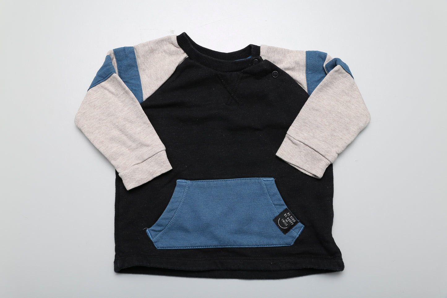 Jungen Pullover in Größe 74 mit Druckknopf am Hals für einfaches Anziehen.