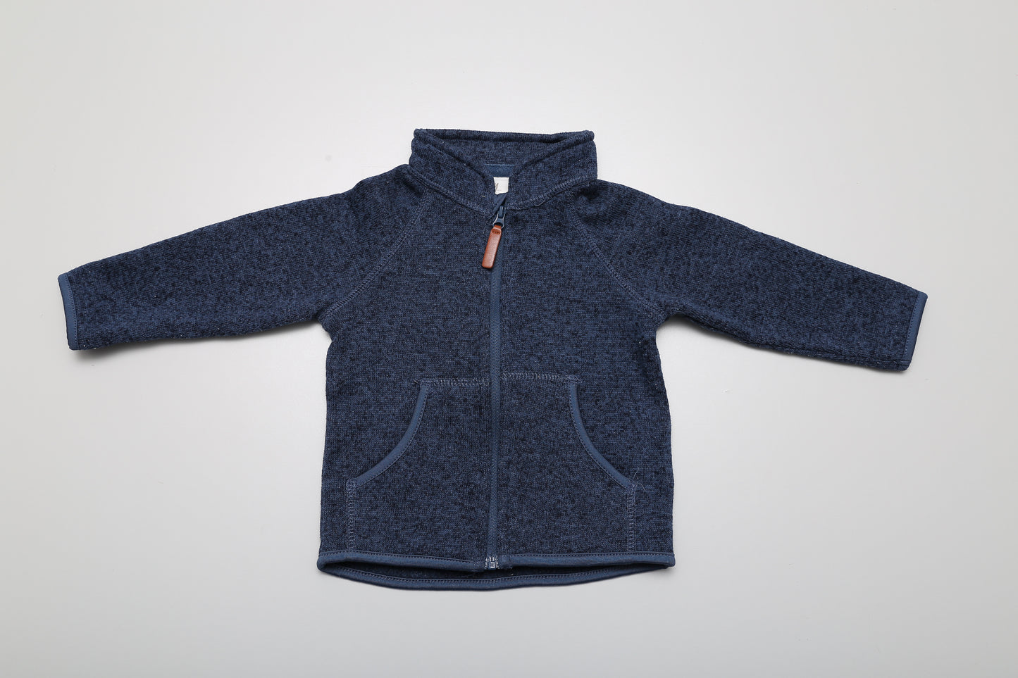 Dunkelblauer Pullover mit Reißverschluss in Größe 74.