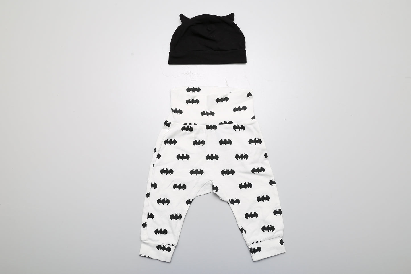 Batman-Hose mit Bauchschnitt und Mütze aus Bio-Baumwolle in Größe 68.