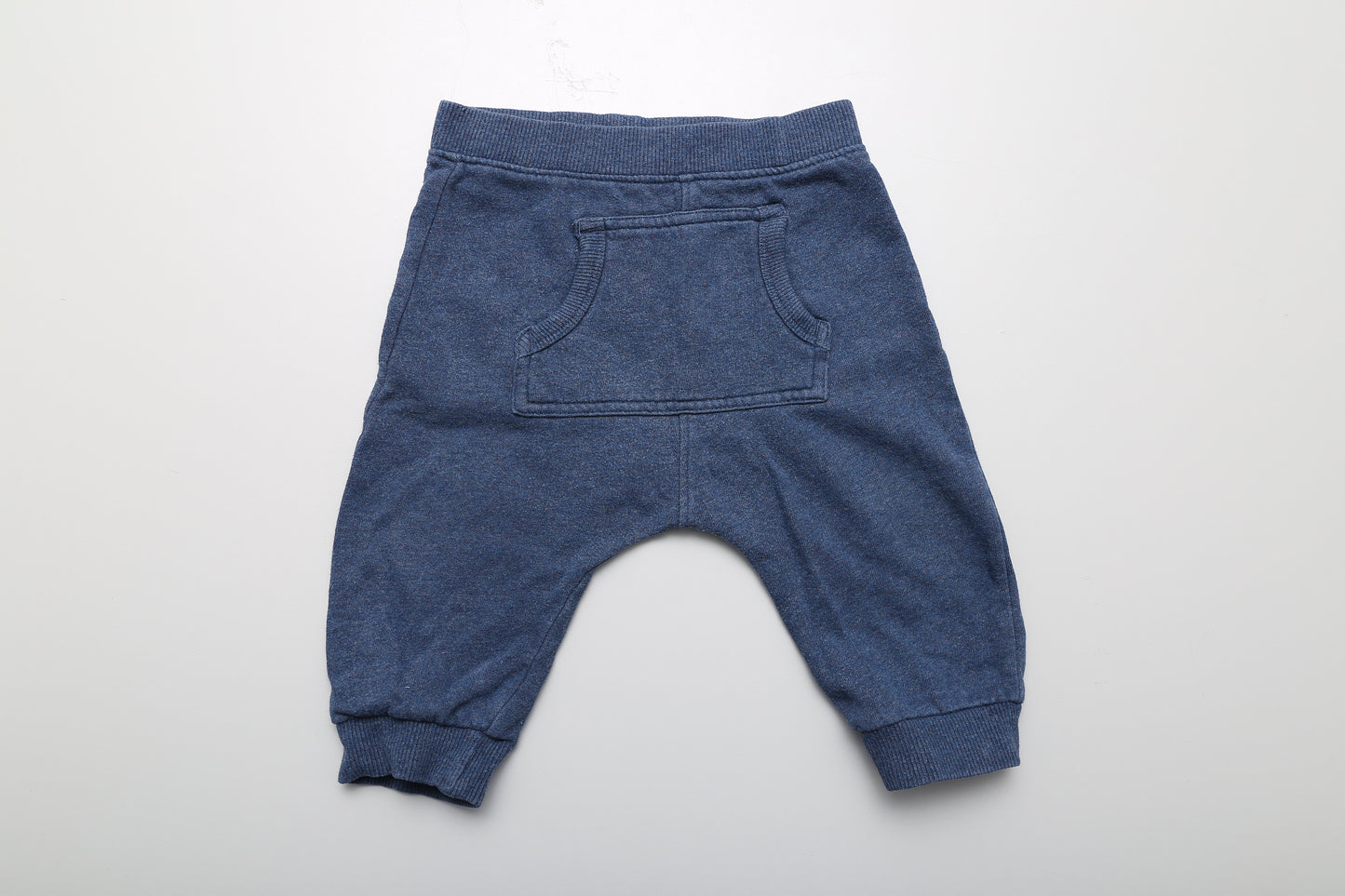 Bequeme dunkelblaue Jogginghose. in 74