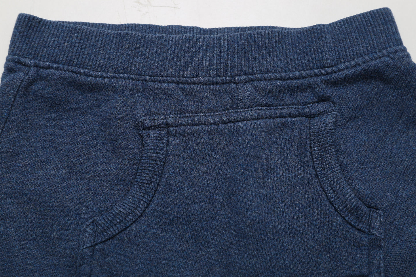 Bequeme dunkelblaue Jogginghose (74)