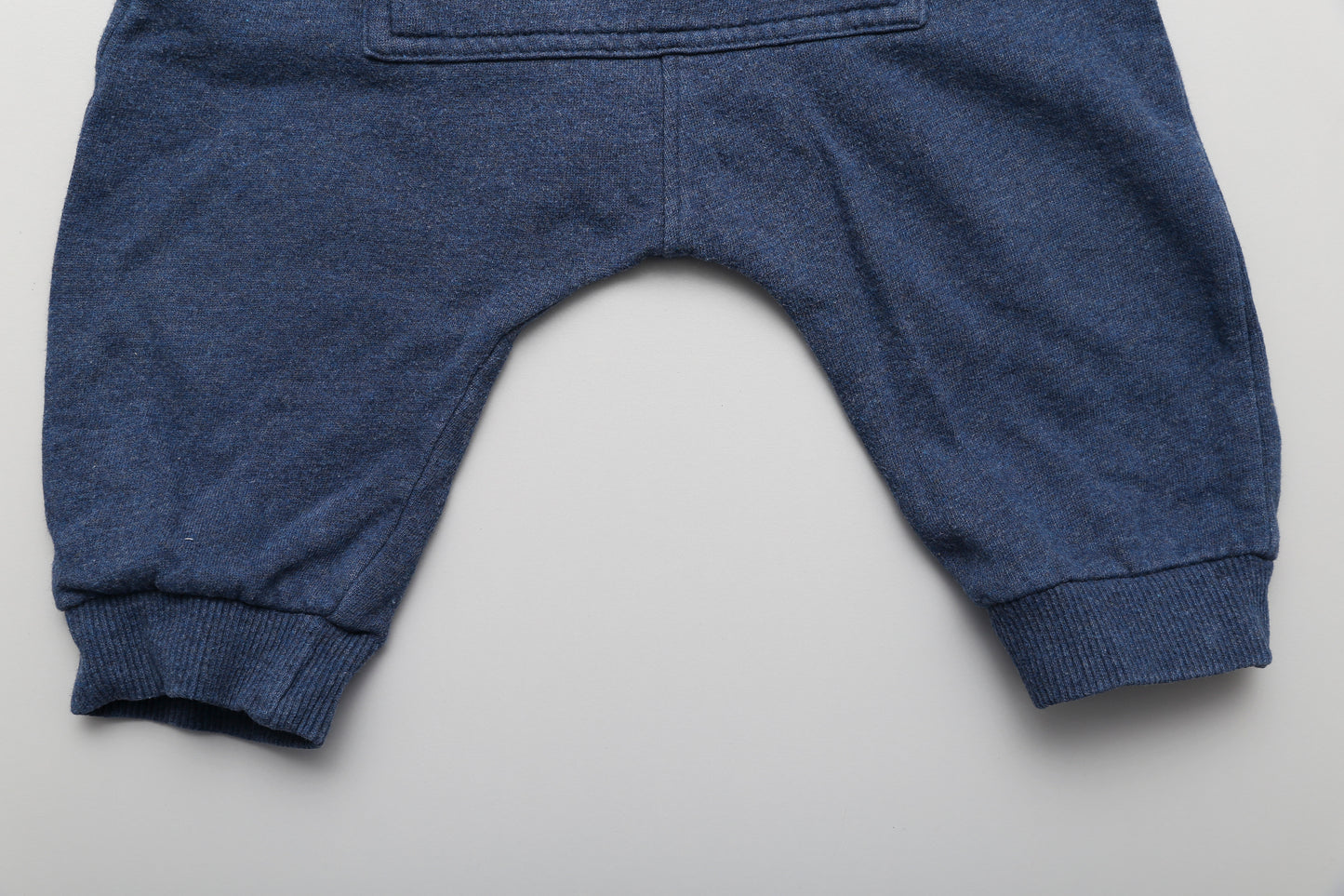 Bequeme dunkelblaue Jogginghose (74)