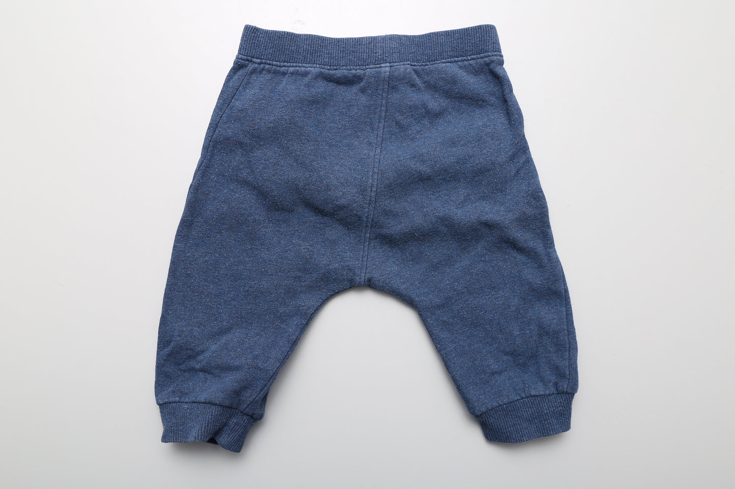 Bequeme dunkelblaue Jogginghose. 74