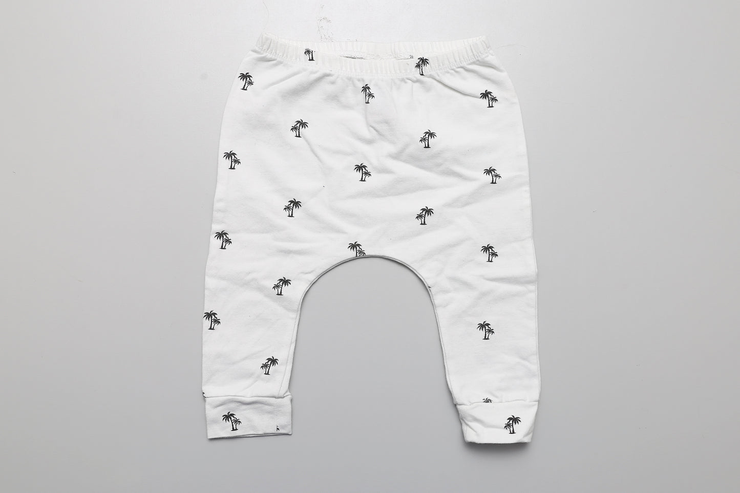 Dünne weiße Leggings mit Palmenmuster in Größe 74.