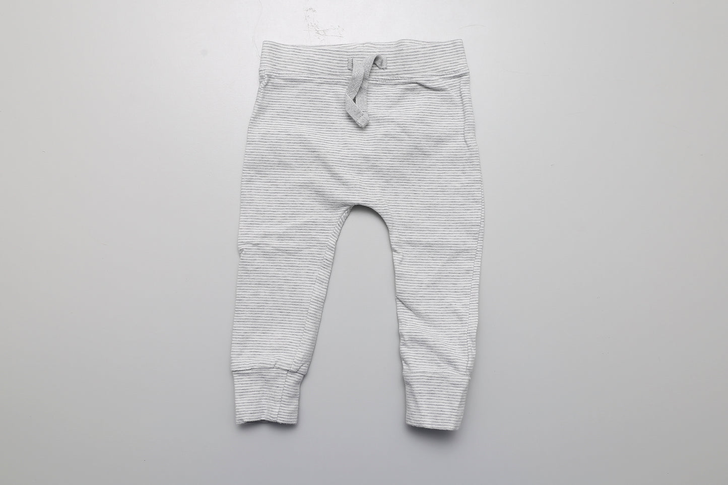 Gestreifte Leggings (für schlankere Babys) in Größe 68-74.