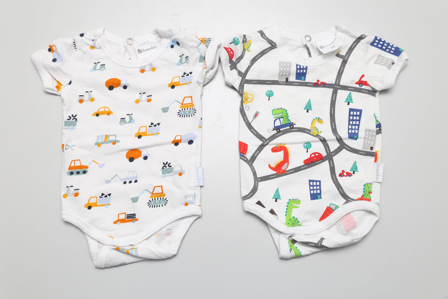 Kurzarm-Body-Set aus Bio-Baumwolle mit Auto- und Dino-Motiven. Hinten mit Druckknopf für einfacheres Anziehen. gr. 56