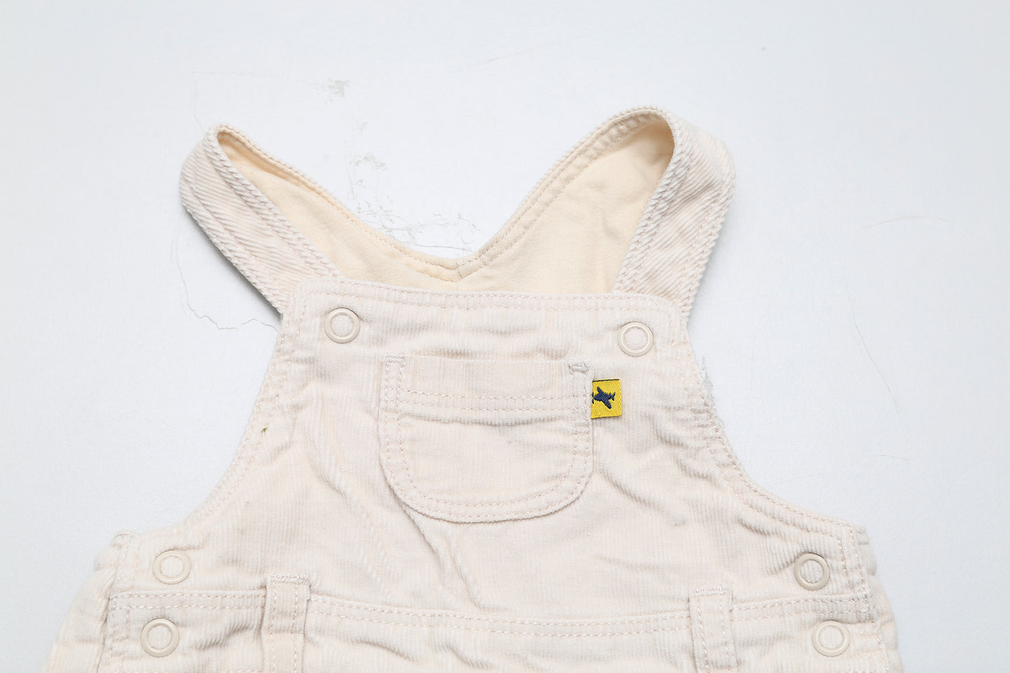 Beige gefütterte Latzhose aus Cordstoff (56)