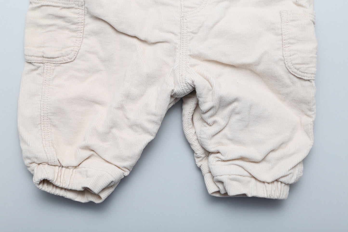 Beige gefütterte Latzhose aus Cordstoff (56)