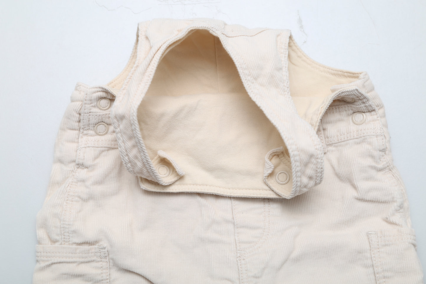 Beige gefütterte Latzhose aus Cordstoff (56)