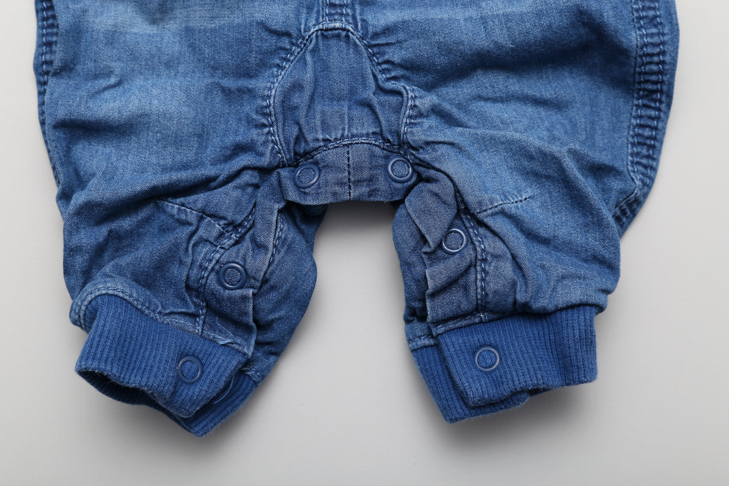 Latzhose aus Jeansstoff mit Bärenmotiv (50-56) - KlugeMutti