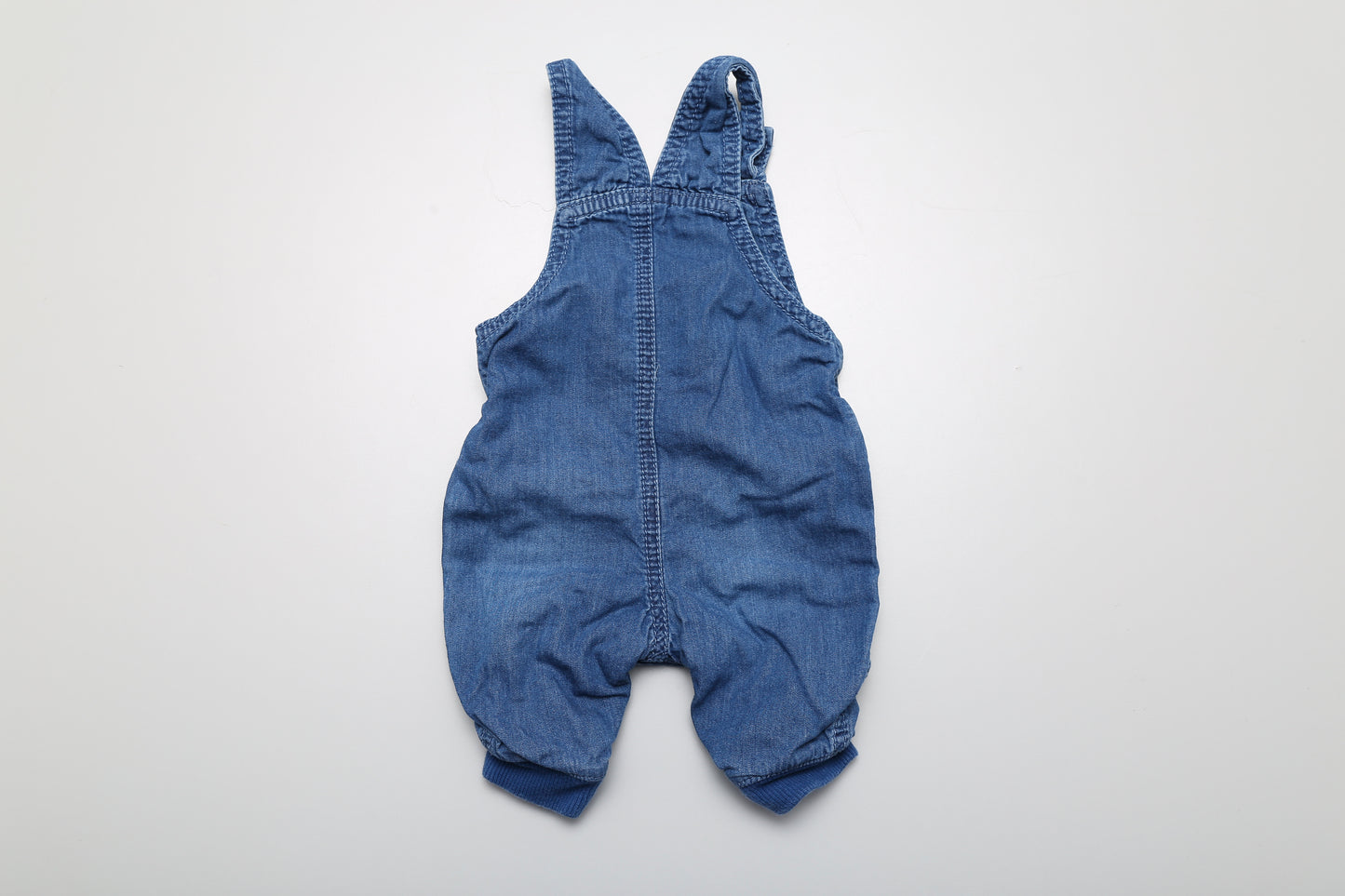 Latzhose aus Jeansstoff mit Bärenmotiv (50-56) - KlugeMutti