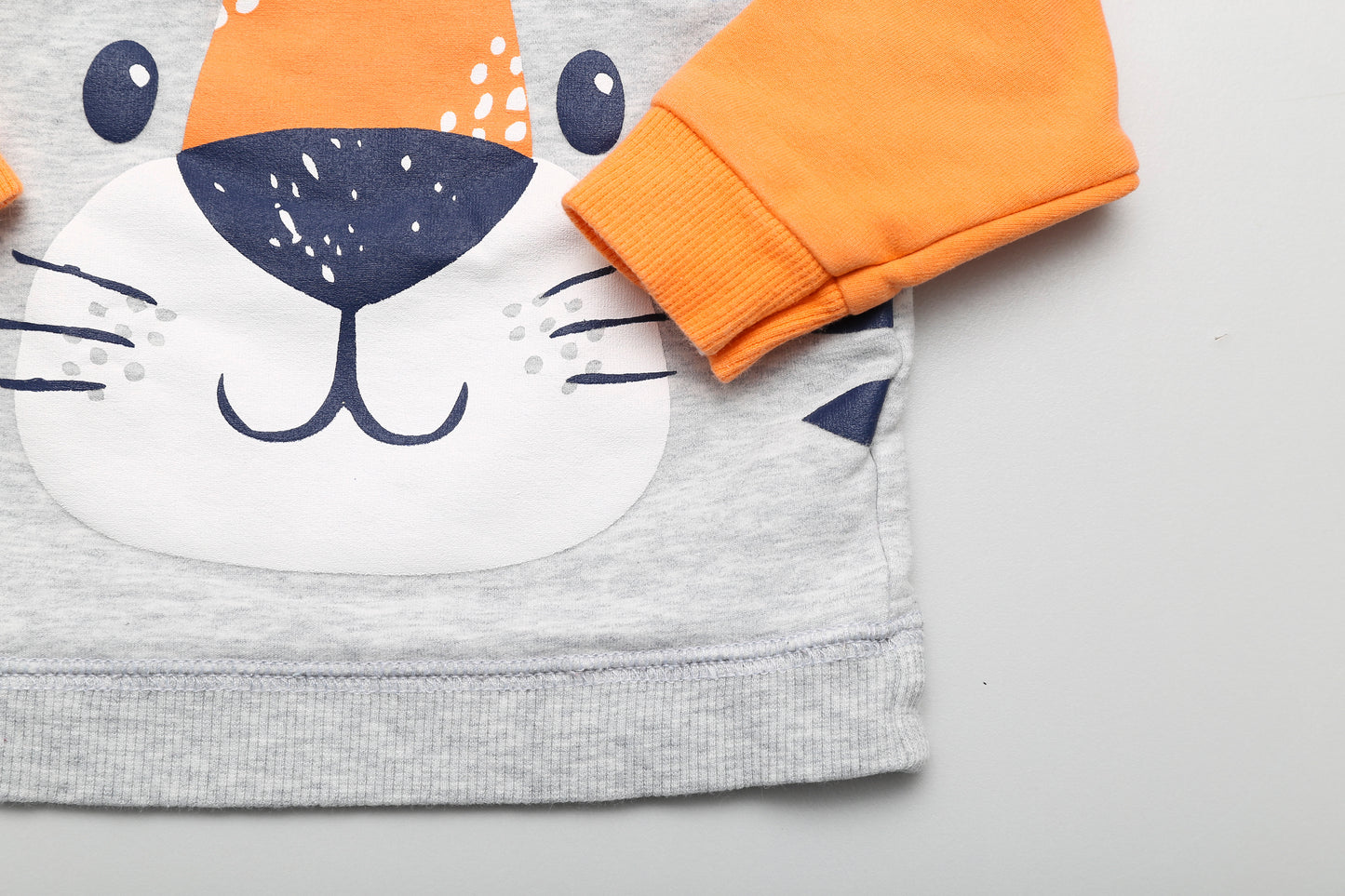 Fröhlicher, bunter Pullover mit Tiger-Motiv (56) - KlugeMutti