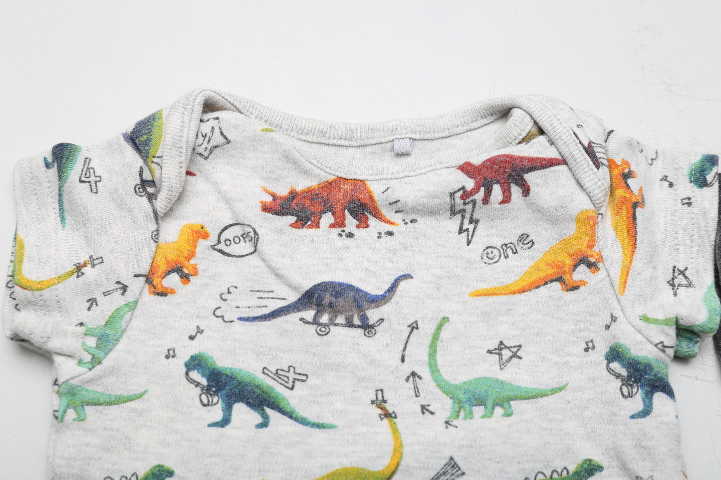 Kurzarm-Body-Set aus Baumwolle in Dino- und Grautönen (56) - KlugeMutti