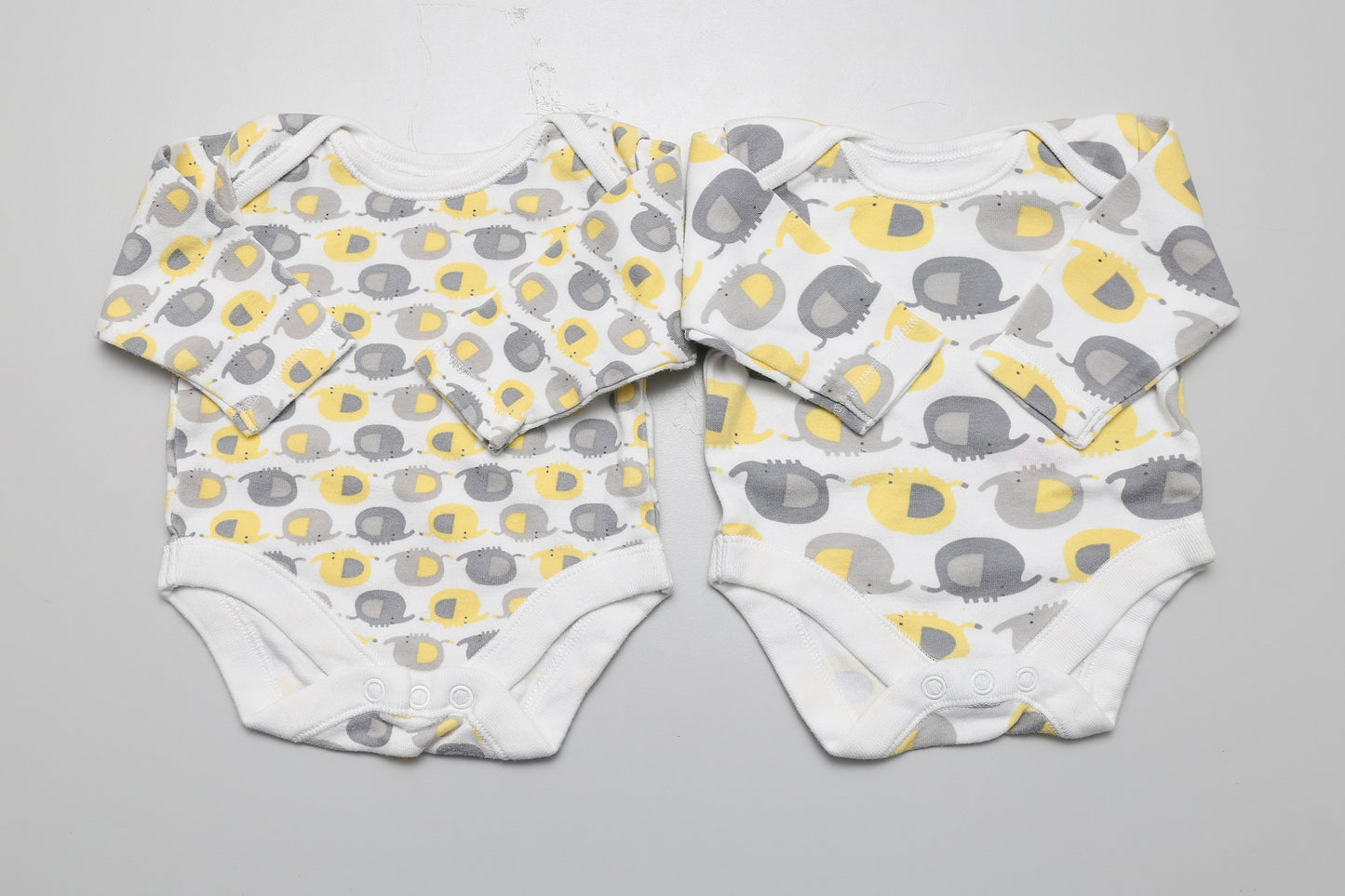 Langarm-Body-Set aus Baumwolle mit kleinen Elefanten. Größe 56.