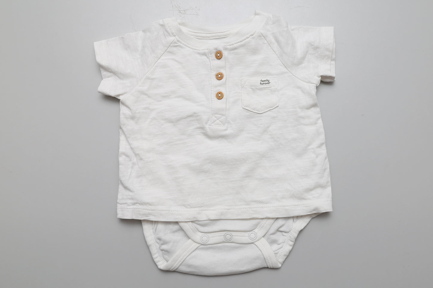 Weißer Polo-Body aus 100 % Baumwolle mit drei Knöpfen vorne. Größe 56.