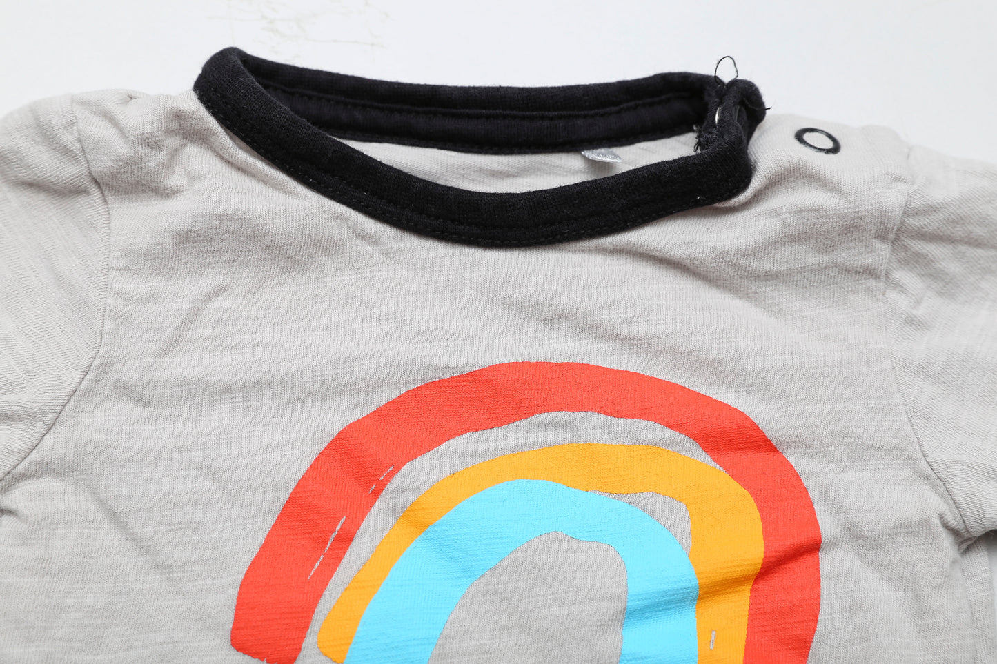 Grauer Langarm-Body mit Regenbogen-Motiv (56)