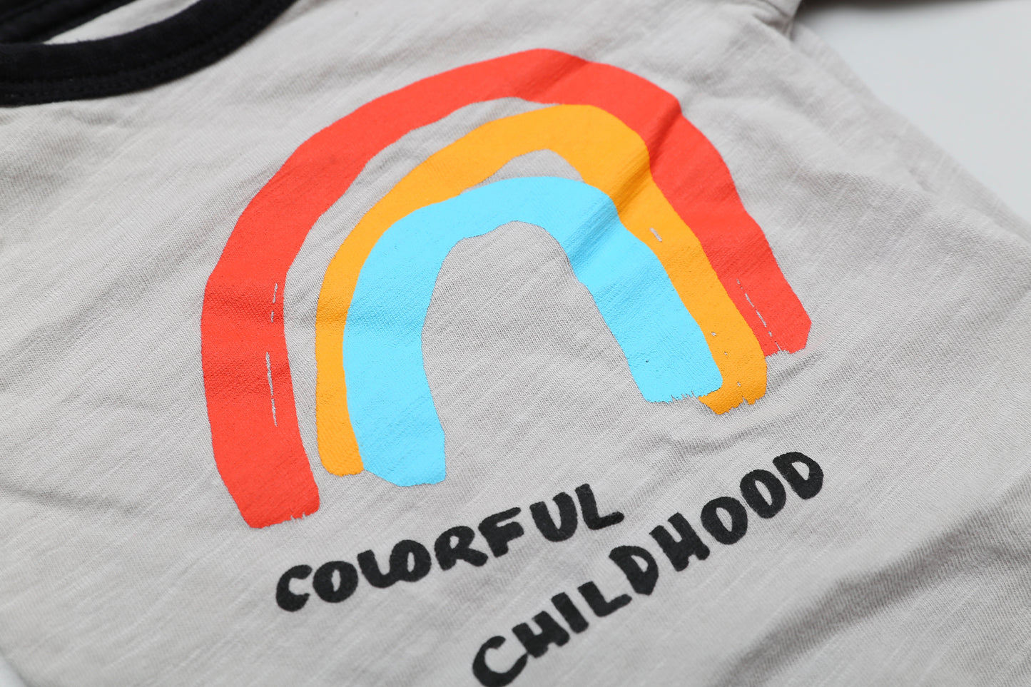 Grauer Langarm-Body mit Regenbogen-Motiv (56)