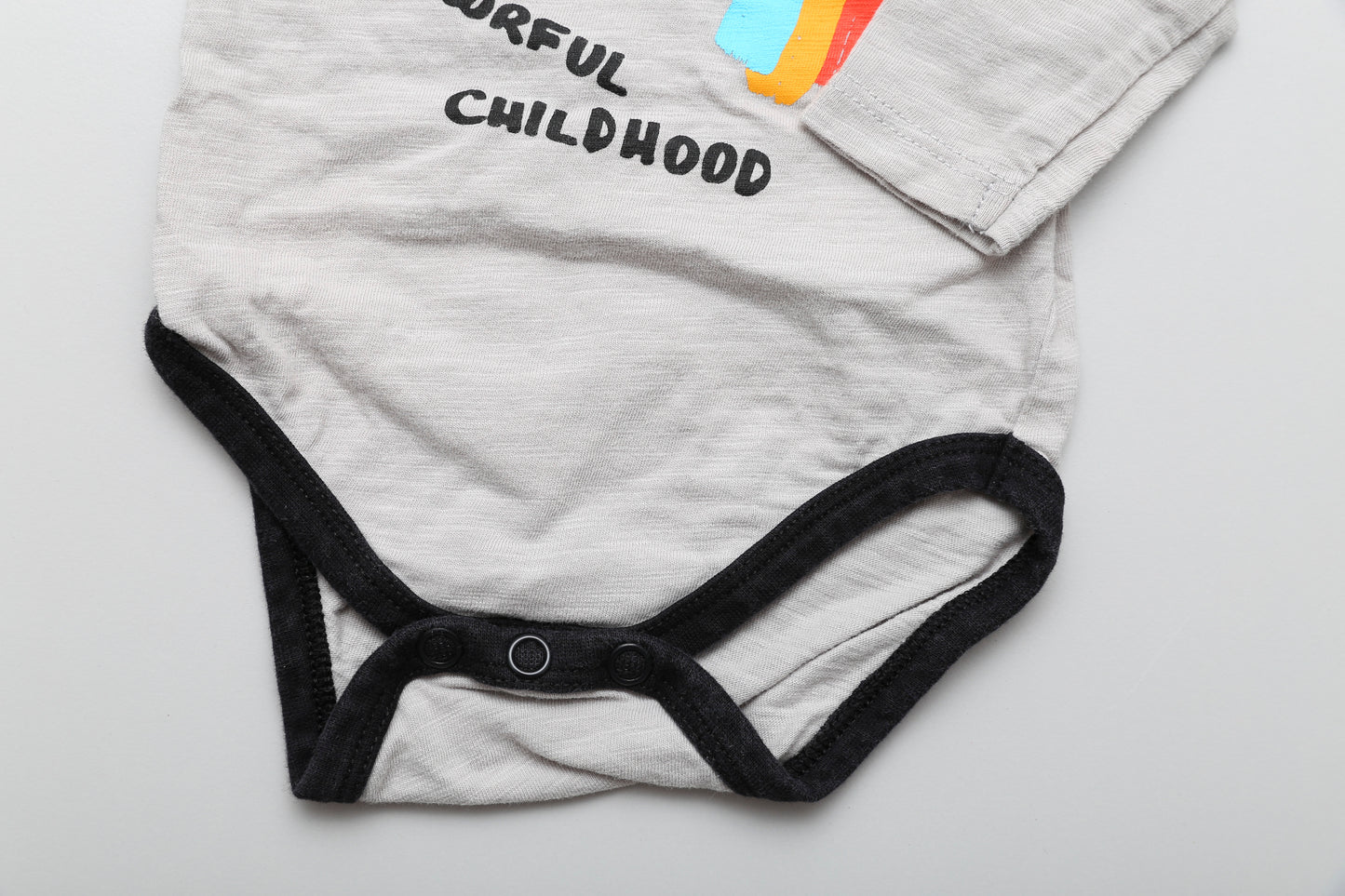 Grauer Langarm-Body mit Regenbogen-Motiv (56)