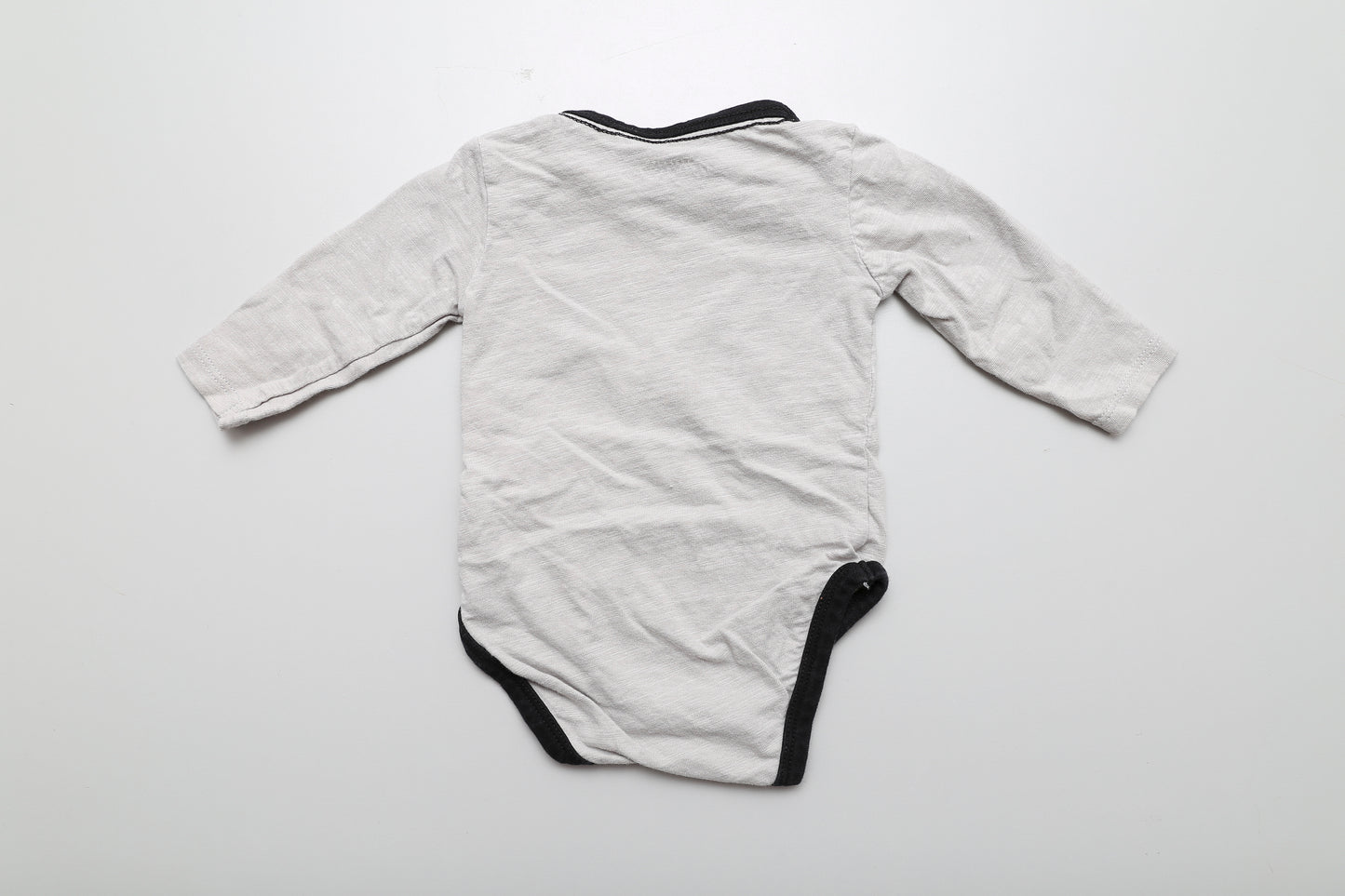 Grauer Langarm-Body mit Regenbogen-Motiv (56)