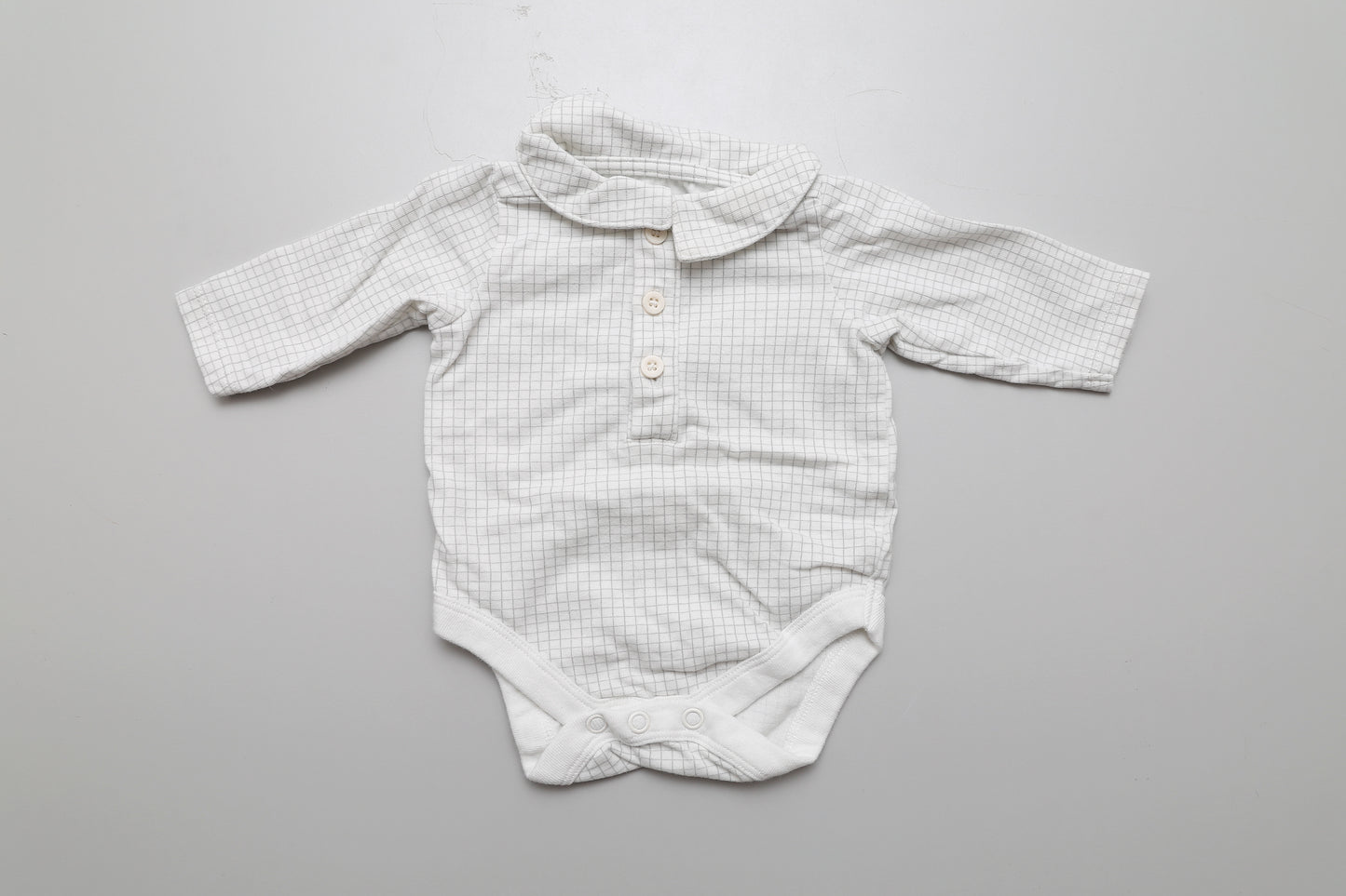 Kariertes Langarm-Body mit Kragen und Knöpfen vorne. gr. 56
