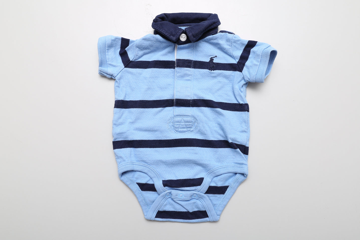 Kurzarm-Body mit Kragen und blauen Streifen, Größe 56. Leicht waschbedingte Fusselbildung.