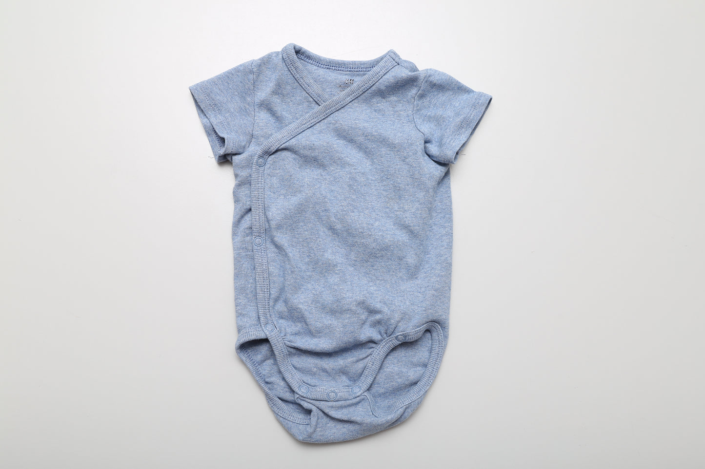 Blauer Kurzarm-Wickelbody aus Bio-Baumwolle. Größe 74.