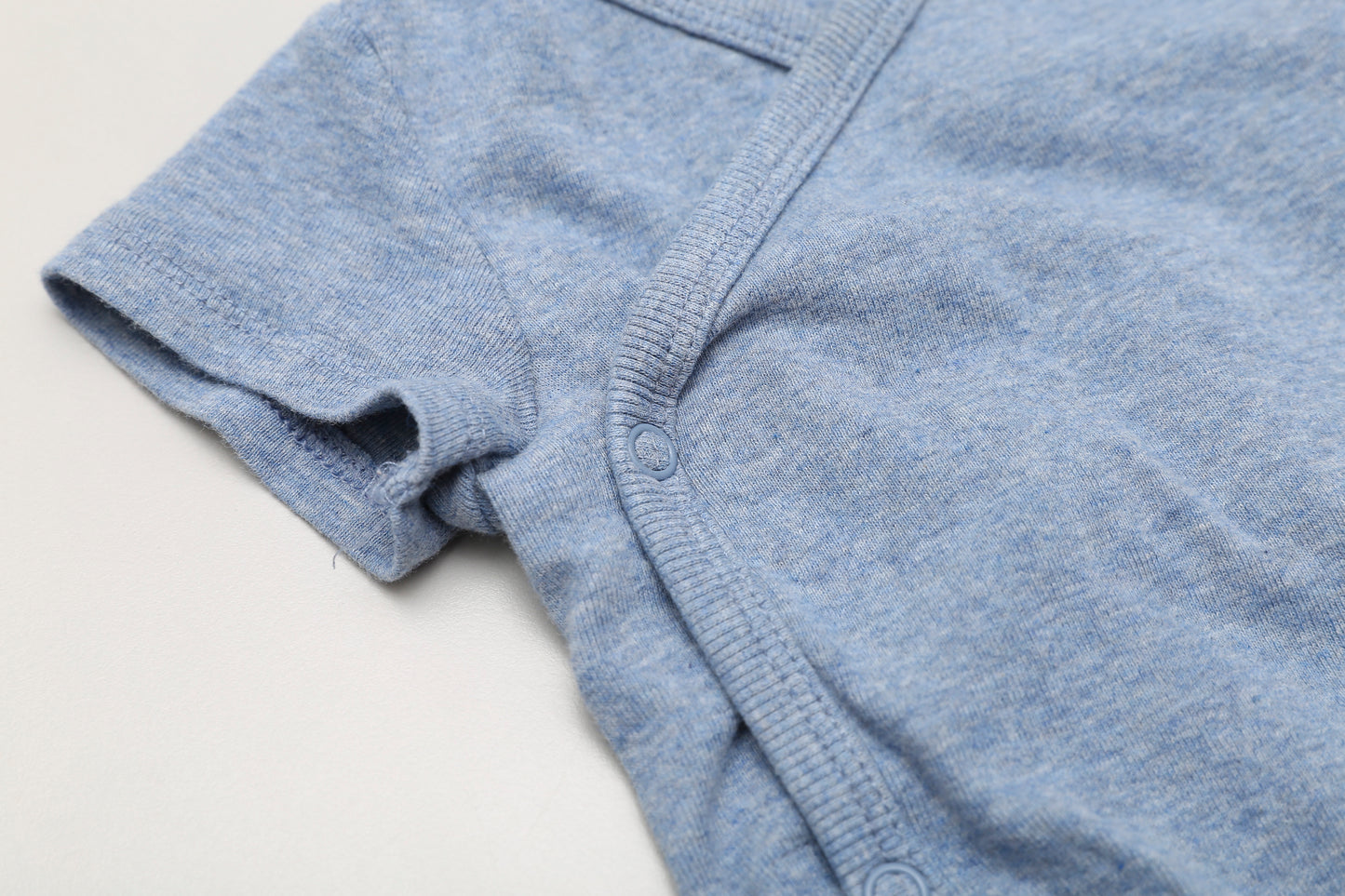 Blauer Kurzarm-Wickelbody aus Bio-Baumwolle (74)