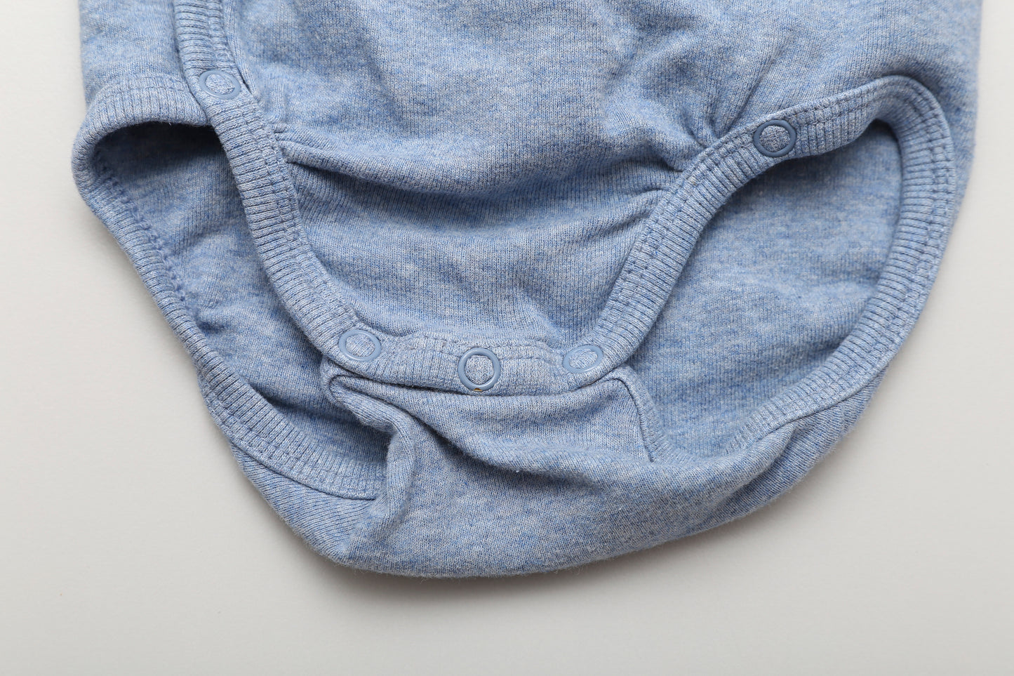 Blauer Kurzarm-Wickelbody aus Bio-Baumwolle (74)