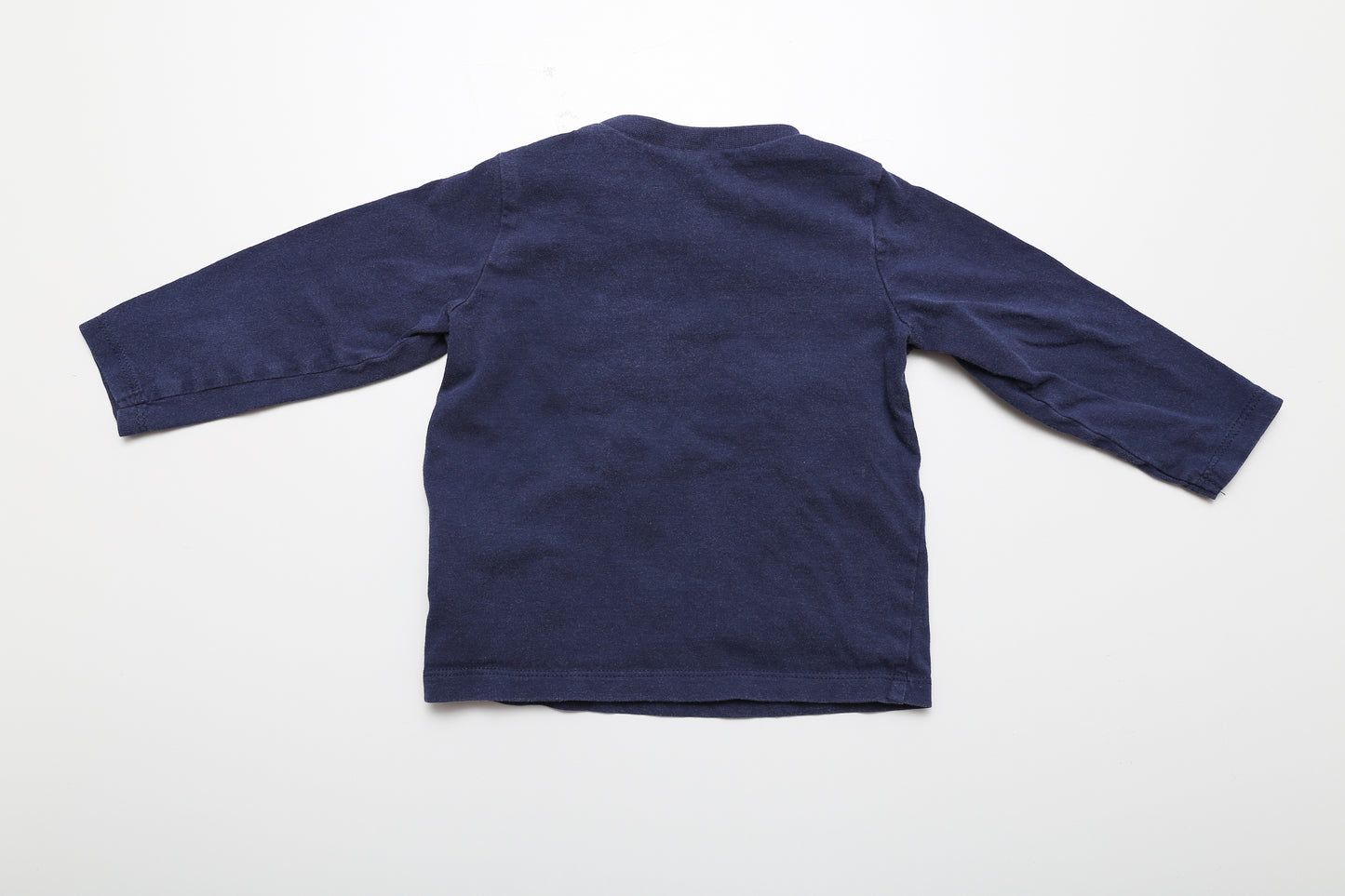 Dunkelblaues Langarmshirt (74)