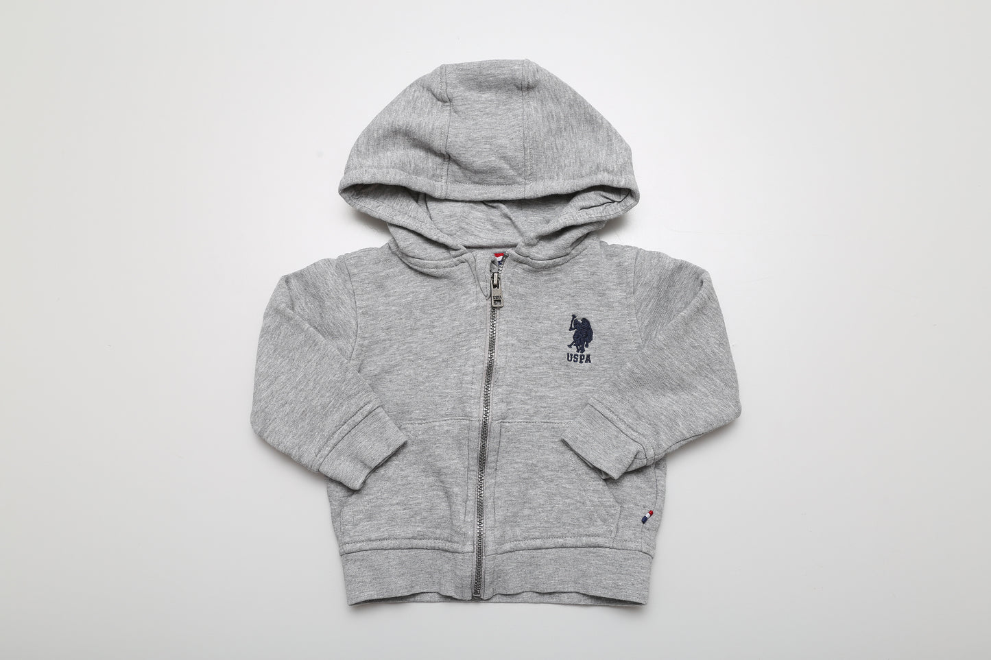 Grauer Kapuzenpullover mit Reißverschluss. Größe 74.