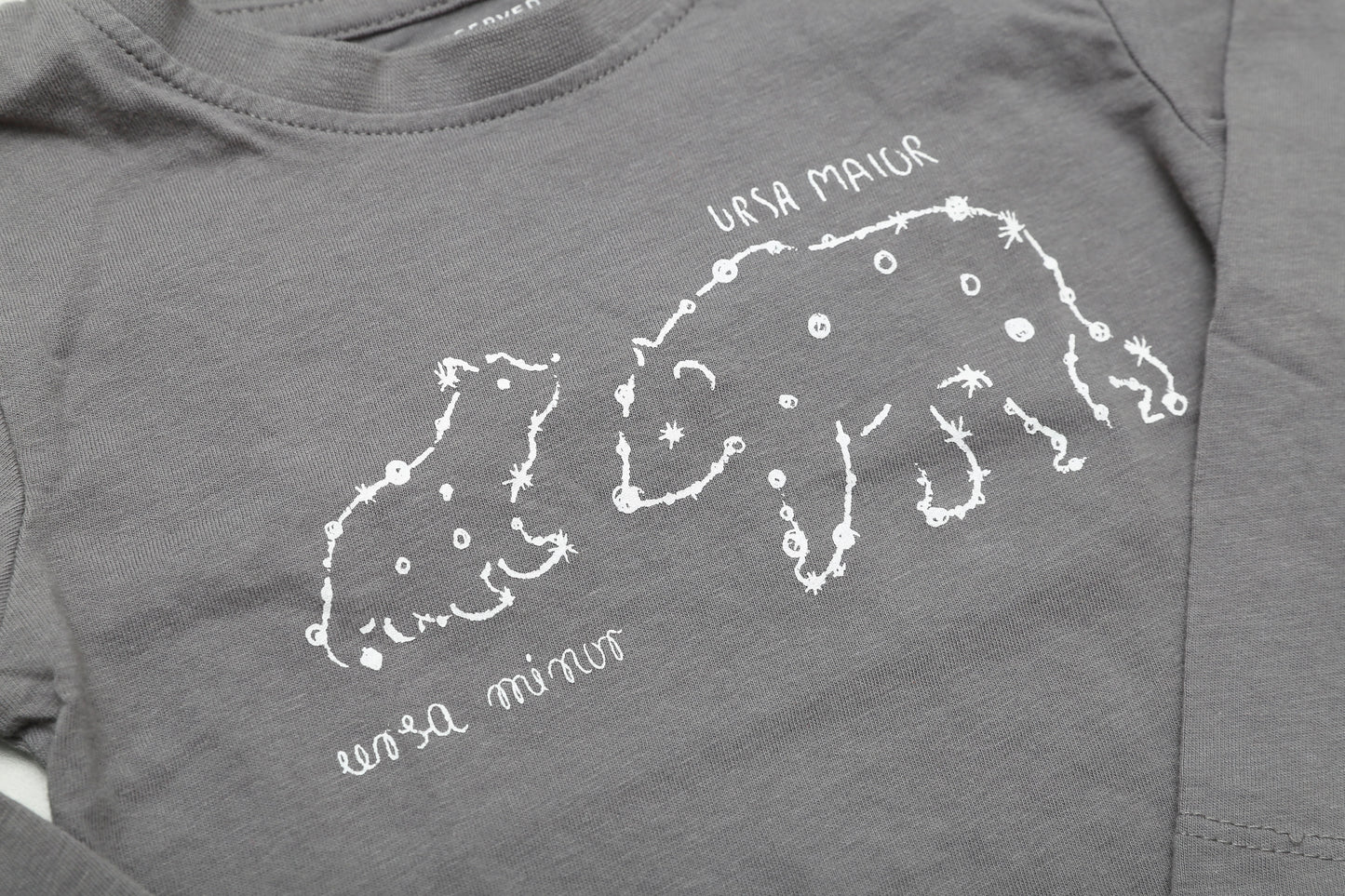 Graues Langarmshirt mit Sternbild-Motiv (86)