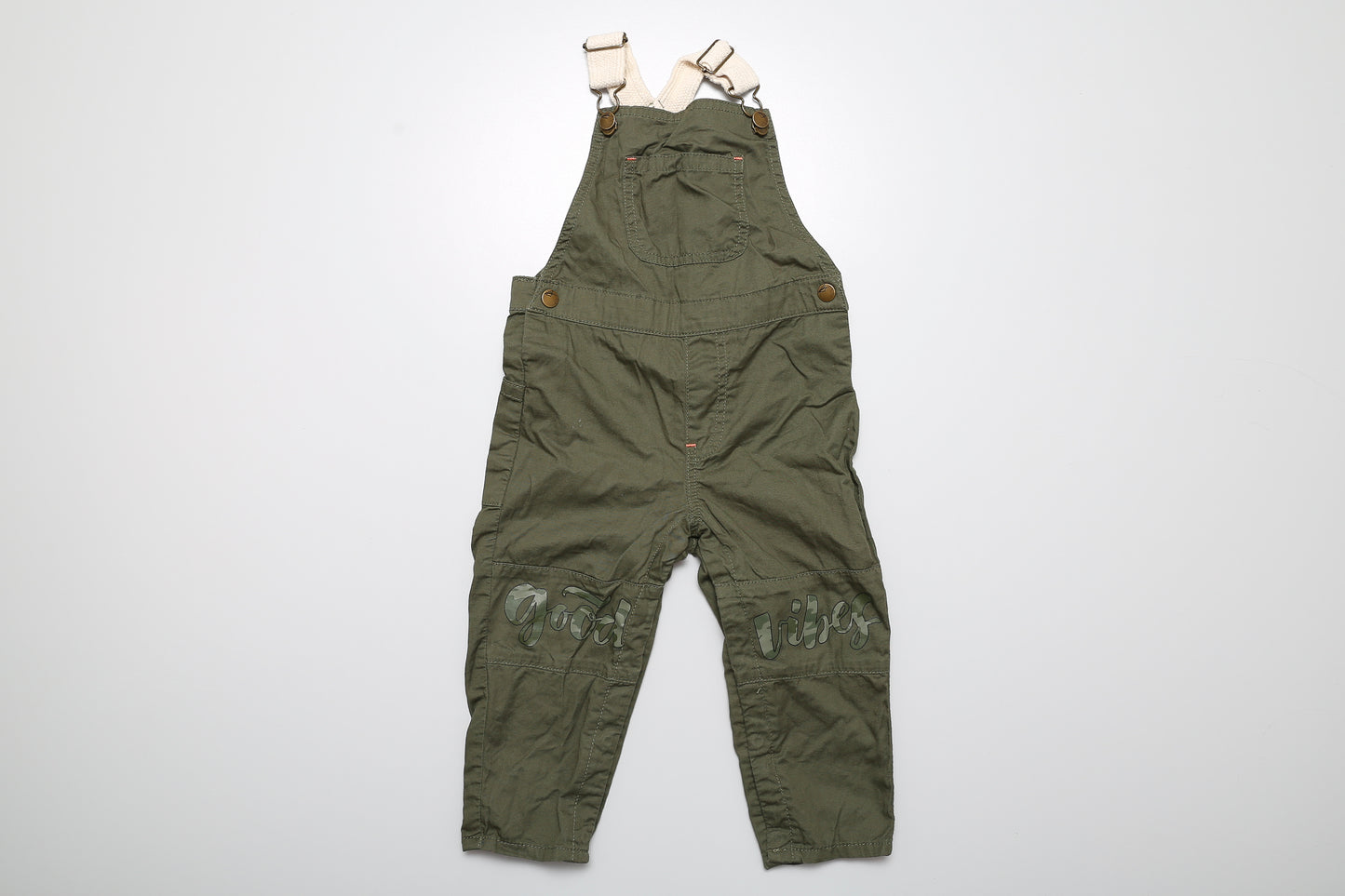 Tarnfarbene Latzhose aus dünnerem Stoff mit verstellbaren Trägern. Aus 100 % Baumwolle, Größe 92.