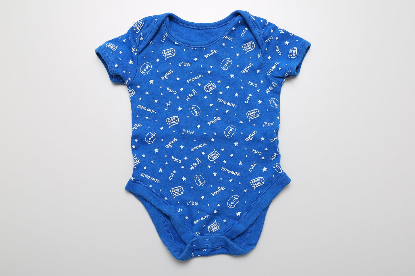 Blauer Kurzarm-Body mit Aufschrift. Aus 100 % Baumwolle, Größe 80-86.