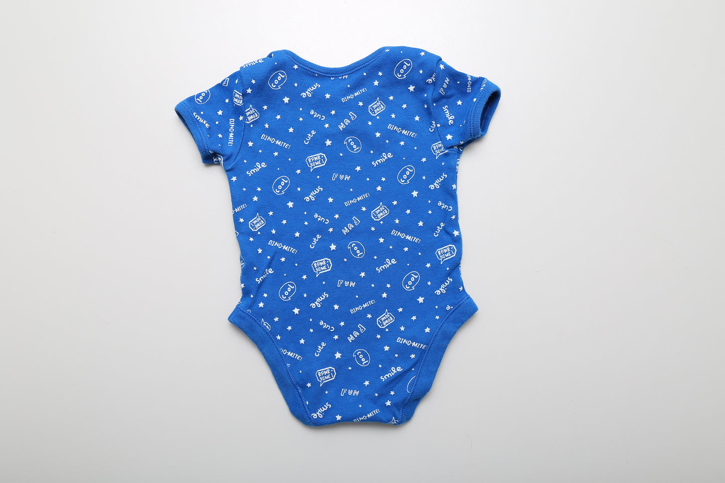 Blauer Kurzarm-Body mit Aufschrift (80-86) - KlugeMutti