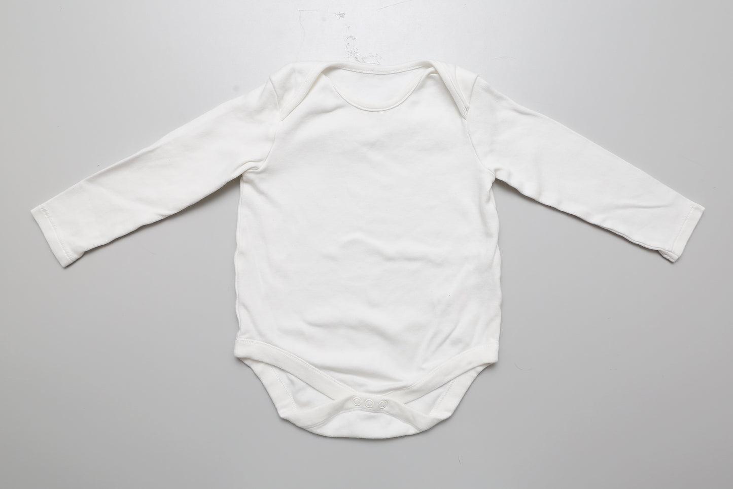 Weißer Langarm-Body aus Baumwolle. Größe 86.