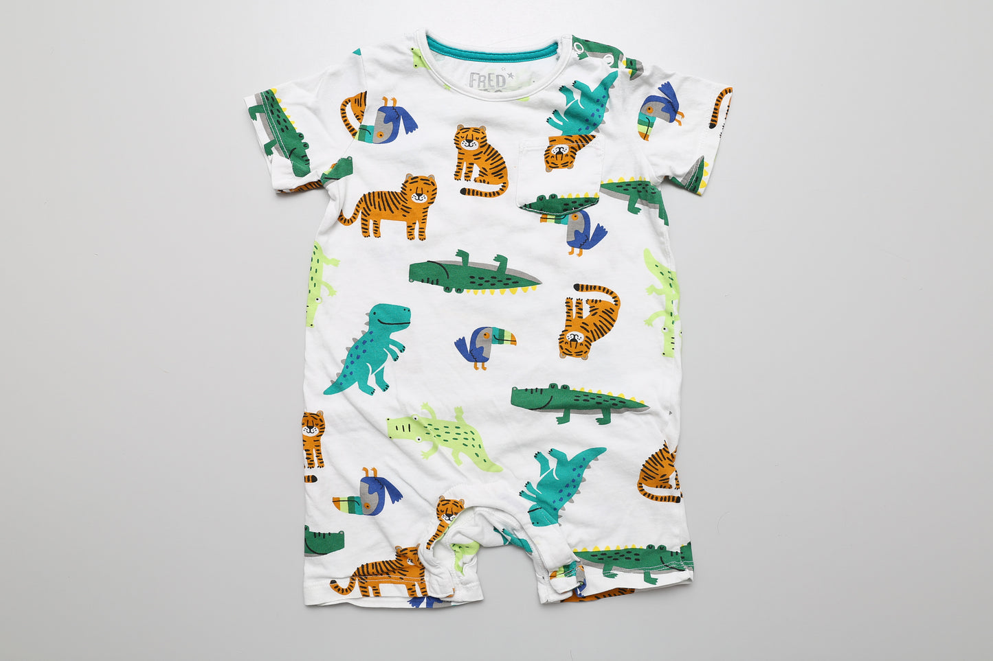 Kurzarm-Sonnenanzug mit Tiermotiven, an der Schulter mit Druckknöpfen. Aus 100 % Bio-Baumwolle.