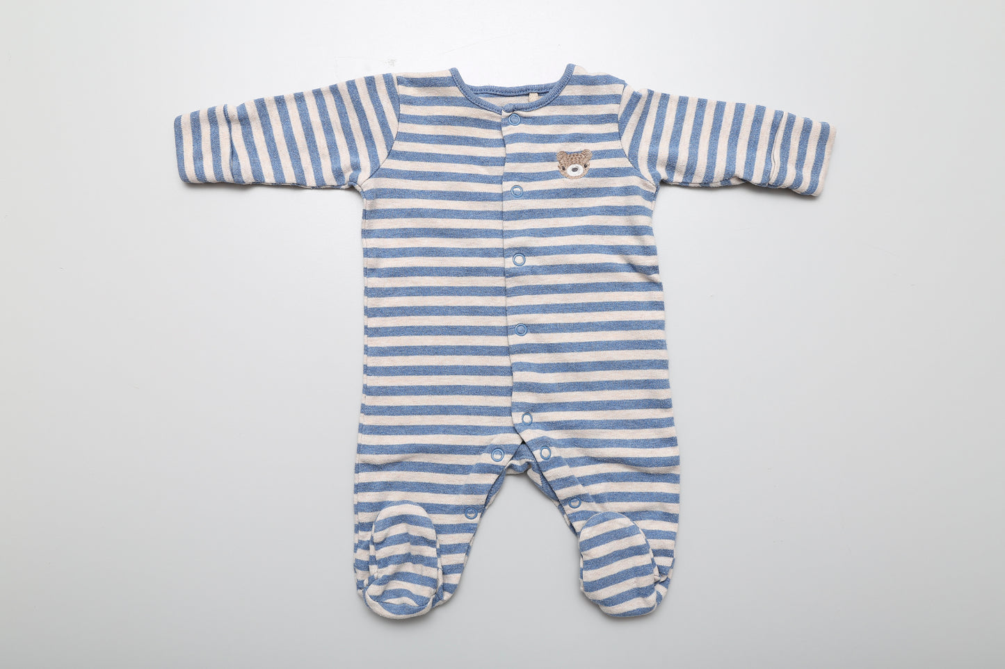 Neugeborenen Strampelanzug mit Bärenmotiv in Blau-Braun gestreift, mit umklappbaren Ärmeln, aus 100 % Baumwolle, Größe 56.