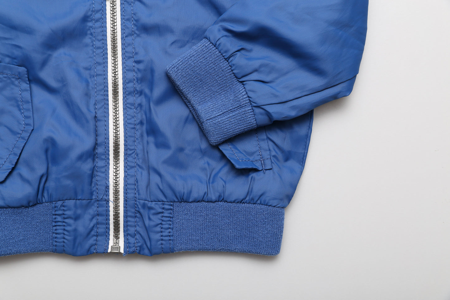 Jungen-Windjacke mit Kapuze und Reißverschluss (74-80)