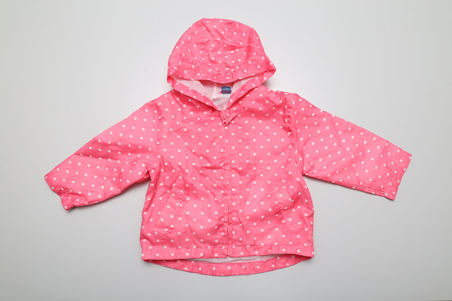 Rosa Windjacke/Regenjacke mit Punkten, Größe 80-86. Mit Tasche auf der Rückseite.