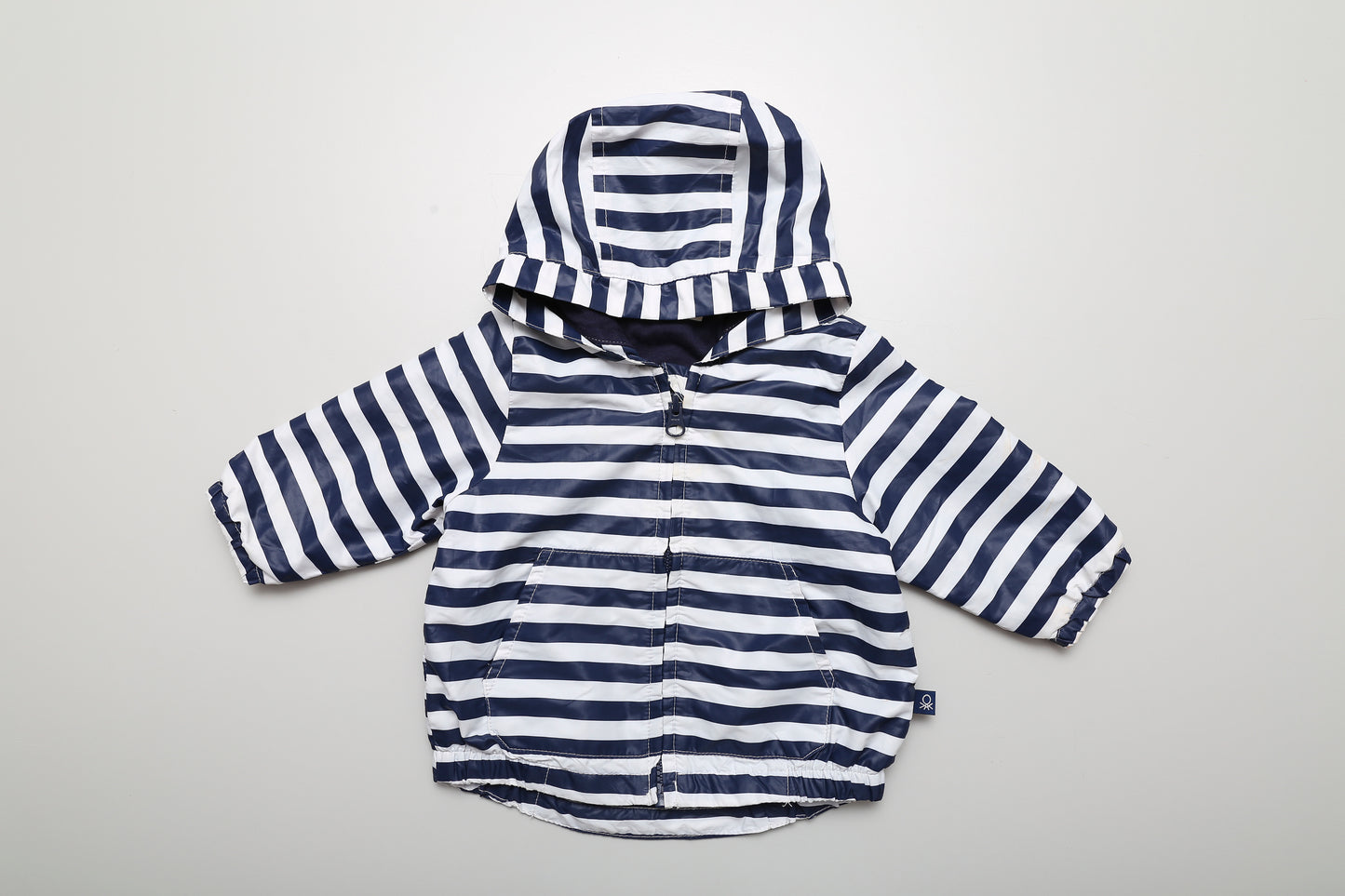 Schwarz-weiß gestreifte Windjacke/Regenjacke mit Kapuze und Reißverschluss. Laut Etikett Größe 68, fällt aber etwas größer aus.