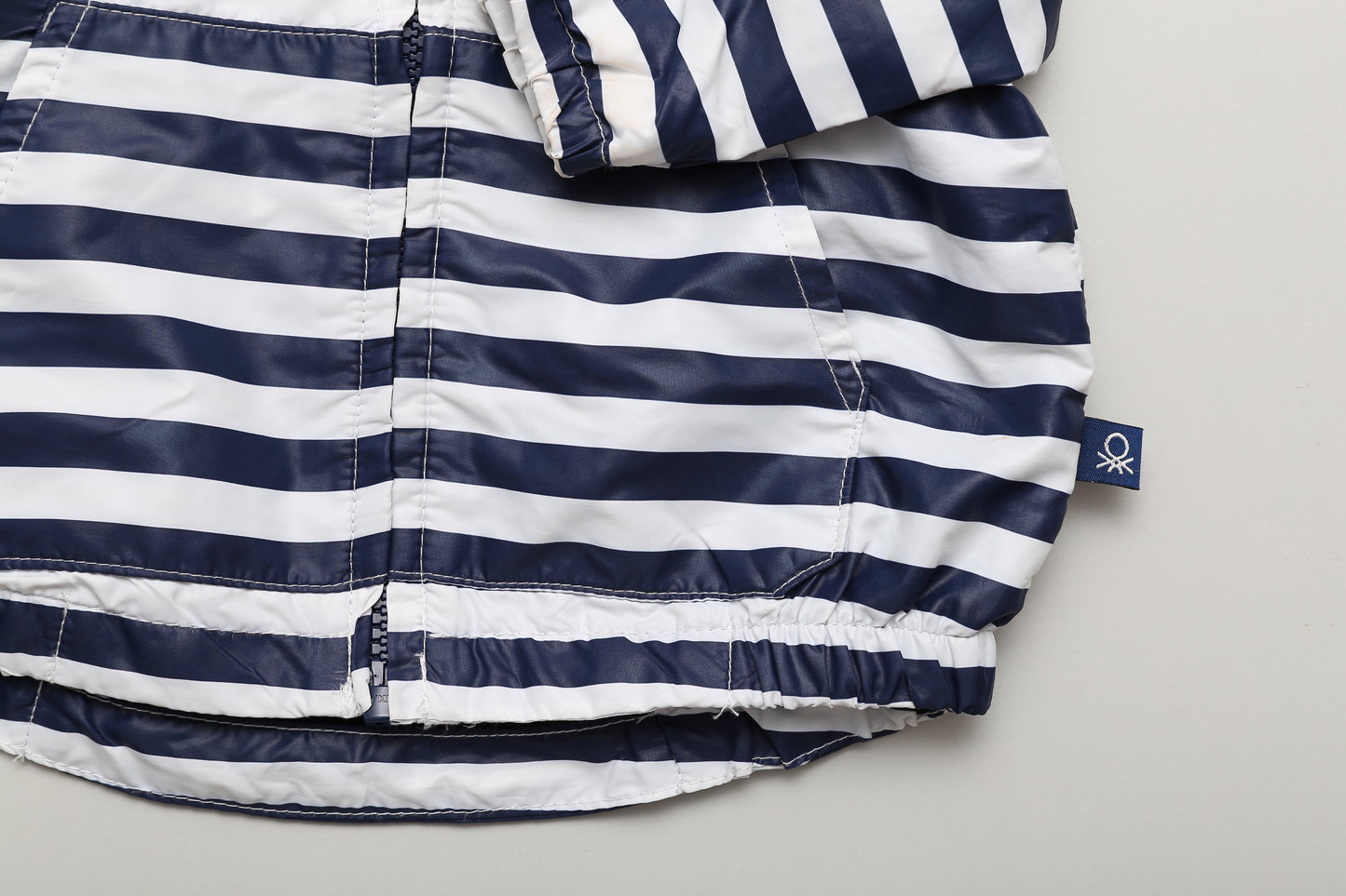 Schwarz-weiß gestreifte Windjacke/Regenjacke (68-74)