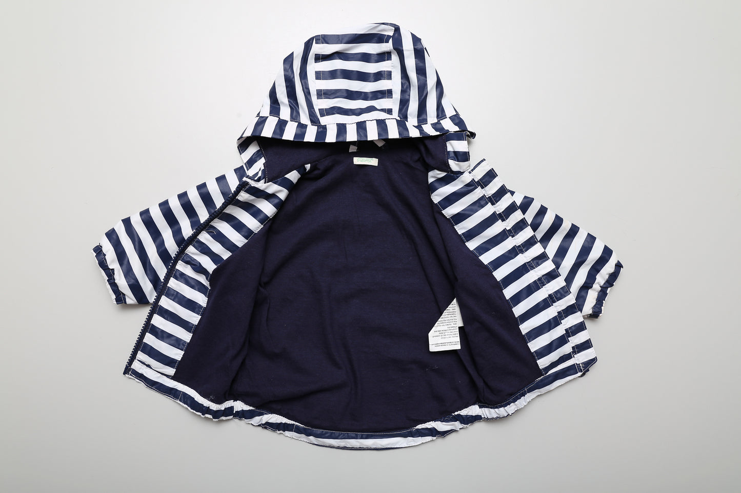 Schwarz-weiß gestreifte Windjacke/Regenjacke (68-74)